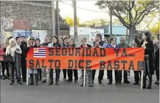  ??  ?? HARTOS. Tras la muerte de otro comerciant­e, hubo manifestac­iones en Salto; hoy convocan a marcha.