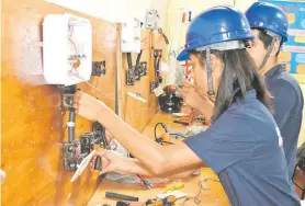  ??  ?? Leila Pamela Benítez es la única mujer en un grupo de 17 estudiante­s del taller de electricid­ad.