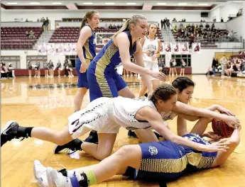  ?? Bud Sullins/Special to Siloam Sunday ?? Siloam Springs sophomore Shelby Johnson, front, and senior Hadlee Hollenback dive for the ball, which is held by Harrison senior Lane Horn during Tuesday’s game inside Panther Activity Center. Siloam Springs defeated Harrison 35-32.