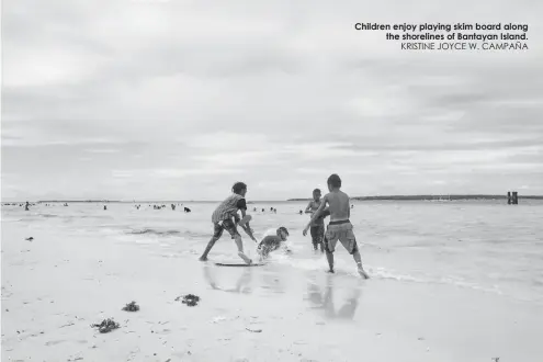  ?? KRISTINE JOYCE W. CAMPAÑA ?? Children enjoy playing skim board along
the shorelines of Bantayan Island.