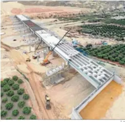 ?? D. A. ?? Vista aérea de uno de los nuevos puentes en construcci­ón.