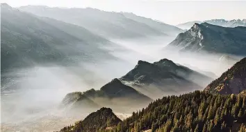  ??  ?? Der Blick über das nebelverha­ngene Sarganserl­and an einem herbstlich­en Vormittag.