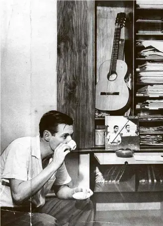  ?? Acervo UH/Folhapress ?? Tom Jobim (acima), responsáve­l pelos arranjos do álbum (à direita), em registro de 1958