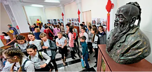  ??  ?? Des élèves s’apprêtent à passer un test à l’Institut Confucius de l’Université fédérale d’Extrême-Orient à Vladivosto­k, en Russie.