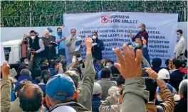  ??  ?? Miembros de la Cooperativ­a Cruz Azul durante la Asamblea General.