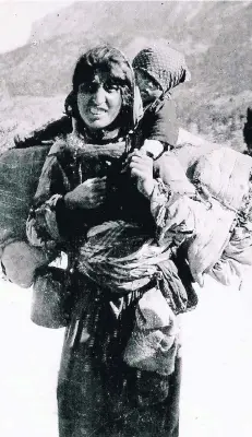  ?? FOTO: EPD ?? Eine armenische Mutter mit ihrem Kind und der letzten Habe, von den Türken in die Wüste vertrieben. Das Bild entstand 1915.