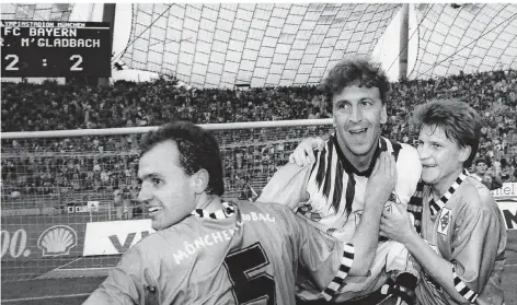  ?? FOTO: DIETER WIECHMANN ?? Martin Schneider, Dirk Heyne und Peter Nielsen (von links) bejubeln das 2:2 beim FC Bayern München am 3. Oktober 1992.