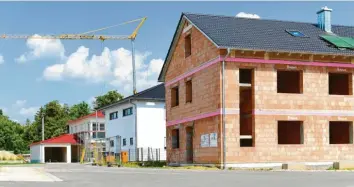  ?? Symbolfoto: Bernhard Weizenegge­r ?? In Autenried soll ein neues Baugebiet entstehen. Dort können bis zu 26 Wohnbauten entstehen.
