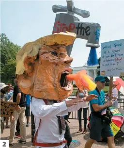  ??  ?? 2
1. Des manifestan­ts participen­t à une marche anti-Trump à New York pour exprimer leur mécontente­ment après les 100 premiers jours du président. 2. Un manifestan­t portait un masque de Donald Trump pendant la Marche pour le climat à Washington. 3. Le...