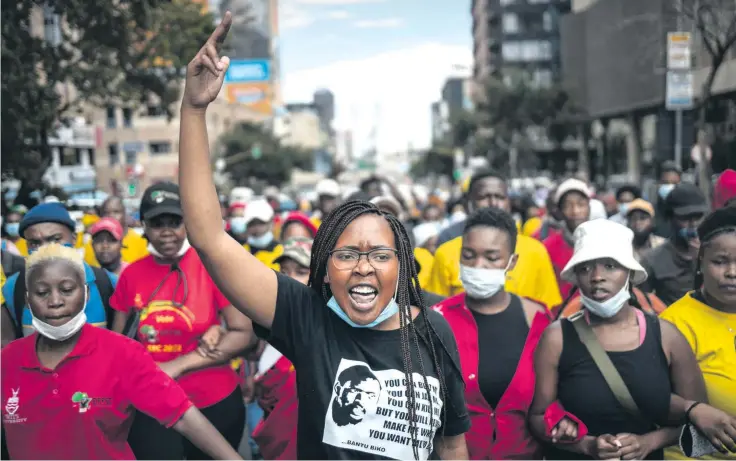  ??  ?? Viele sind verschulde­t und von Exmatrikul­ation bedroht: Studierend­e protestier­en am 10. März in Johannesbu­rg.
