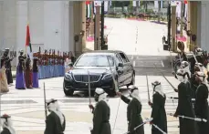  ?? WAM ?? President Yoon’s convoy arrives at Qasr Al Watan. He was welcomed with the Korean national anthem followed by the firing of 21 artillery rounds and a guard of honour. ■