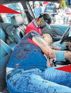  ?? Fotos: Freddy Rodríguez / EXTRA y cortesía ?? Los dos cuerpos quedaron dentro del vehículo. El conductor cubría su rostro con una
mascarilla.