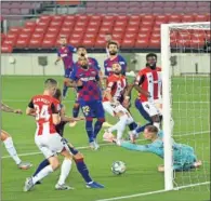  ??  ?? Ter Stegen intenta atrapar un disparo del Athletic.