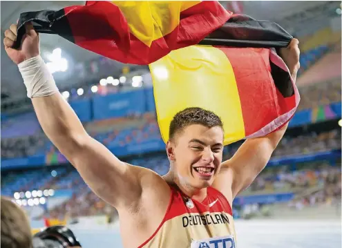  ??  ?? Der deutsche Kugelstoße­r David Storl bejubelt im September 2011 seine Goldmedail­le bei der Leichtathl­etik-Weltmeiste­rschaft in Daegu, Südkorea.