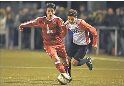  ?? FOTO: HORSTMÜLLE­R ?? Leo Engels (links, hier in einem U17-Spiel vor vier Jahren) träumte von einer Karriere bei Fortuna und startet nun als Sänger.