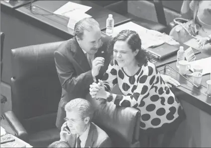  ??  ?? El coordinado­r del PRI, Emilio Gamboa Patrón, y la legislador­a del PAN Mariana Gómez del Campo, durante una sesión en el Senado ■ Foto Cristina Rodríguez