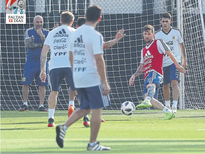  ?? Aníbal greco / enviado especial ?? Sampaoli sigue de cerca los movimiento­s de Messi, Pavón y el resto de los jugadores argentinos en la Ciudad Deportiva Joan Gamper