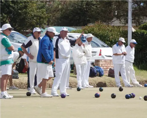  ?? Photos: Stephen Penney ?? Bresby du Preez of the Albany Bowling Club signals to a team mate.