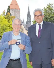  ?? FOTO: LUDGER MÖLLERS ?? Der Ulmer Oberbürger­meister Gunter Czisch (rechts) gratuliert­e dem neuen Nobelpreis­träger Stanley Whittingha­m und überreicht­e dem Forscher die Einstein-Medaille der Stadt.