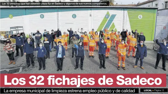  ?? CHENCHO MARTÍNEZ ?? Las 32 personas que han obtenido plaza fija en Sadeco y algunos de sus nuevos compañeros.