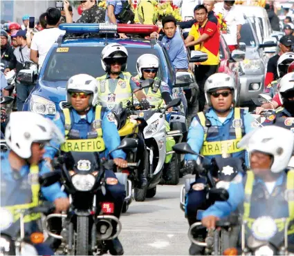  ?? SUNSTAR FOTO / AEX BADAYOS ?? ACCIDENT PREVENTION. Traffic police put on reflectori­zed vests to make them visible to the public. In Cebu City, motorcycle and bicycle drivers will soon be required to do the same to prevent accidents.