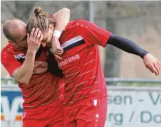  ?? Foto: Willi Baudrexl ?? Jubel beim TSV Pöttmes: Links Spielertra­iner Mariusz Suszko, der das 1:1 erzielte, mit dem Siegtorsch­ützen Dominik Weiß.