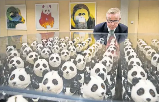  ?? STEVE PARSONS (PA IMAGES / GETTY IMAGES) ?? El ministro de Medio Ambiente del Reino Unido, Michael Gove, en una exposición en 2017 en Woking (Inglaterra).