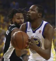  ?? BEN MARGOT — THE ASSOCIATED PRESS ?? The Warriors’ Kevin Durant shoots against the Spurs’ Patty Mills during the first half.