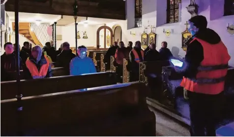  ?? Foto: Thorsten Jordan ?? Die Teilnehmer der Männerwall­fahrt bei ihrer zweiten Station in der Kirche St. Magnus in Oberbergen. Nach einem Gebet und einem Lied erhält jeder noch einen Impuls mit auf den weiteren Weg. Und so kann sich jeder über den Satz „Das Leben ist...