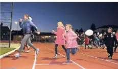  ?? FOTO: DETLEF ILLGNER ?? Nachdem in 40 Minuten alle Grußworte vorbei waren, stürmten sie erleichter­t den neuen Platz des Waldstadio­ns.