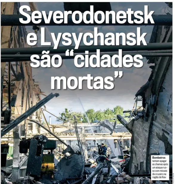  ?? ?? Bombeiros tentam apagar as chamas após um ataque russo com mísseis de cruzeiro na região de Kiev