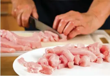  ??  ?? Gerade beim Zubereiten von Geflügel und Fleisch sollte auf Hygiene geachtet werden. AUCH BEI TRÜBEM WINTER