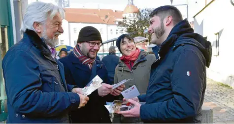  ?? Fotos: Elisa Glöckner ?? Mit Menschen reden, deren Fragen beantworte­n, Impulse geben – so macht Bernd Schneider Wahlkampf für den 15. März. Nicht nur auf dem Schrannenp­latz, der junge Politiker spricht auch in Kneipen Neuburger Probleme an.