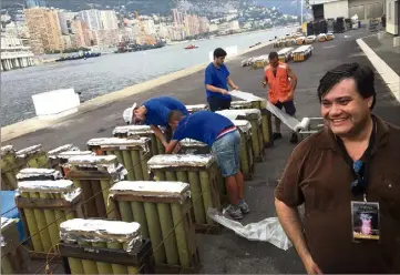  ?? (Photo Cyril Dodergny) ?? Les artificier­s utilisent du papier d’aluminium pour protéger les bombes des retombées lors du spectacle.