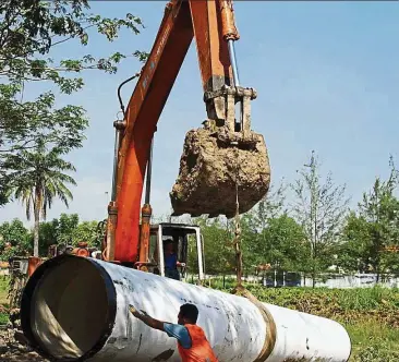  ??  ?? Pipeworks: Water pipe laying works in Selangor. Most of Selangor and Kuala Lumpur’s water pipes are more than 30 years old. — Bernama