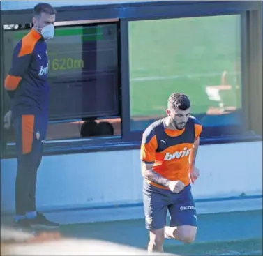  ??  ?? Patrick Cutrone, durante su primer entrenamie­nto como jugador valenciani­sta.