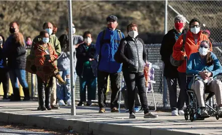  ??  ?? Of these people waiting in line to receive the Covid-19 vaccine in Los Angeles, United States, some may have stronger reactions to the vaccine than others, depending on their body’s immune response. — TNS