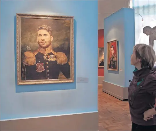  ??  ?? ‘COMO LOS DIOSES’. Sergio Ramos es uno de los principale­s referentes en la exposición de Fabrizio Birimbelli, que ha querido vestir de militares a futboli