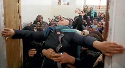  ?? PHOTOS: AP ?? Relatives mourn as they carry the body of Hamdan Abu Amsha, 23, during his funeral as his family’s home in Beit Hanoun, Gaza Strip.