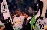  ?? AFP ?? la festa Marcus Thuram (sin) abbraccia Lars Stindl