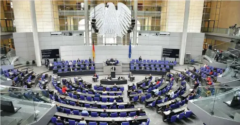  ?? FOTO: BERND VON JUTRCZENKA / DPA ?? Viele Lücken in den Reihen: Der Bundestag in Corona-Zeiten.