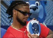  ?? AP PHOTO/JEFFREY T. BARNES ?? Buffalo Bills defensive back Damar Hamlin poses with a AED (Automatic Electronic Defibrilla­tor) to help resuscitat­e heart attack victims, to local community groups following the announceme­nt of the first program of his Chasing
M’s Foundation, the Chasing M’s Foundation CPR Tour, Saturday, June 3, 2023, in Orchard Park, N.Y.
