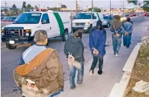  ??  ?? Los coyotes cobran por adelantado y la mayoría de las veces dejan a los migrantes apenas cruzando la línea fronteriza y en sitios inseguros.