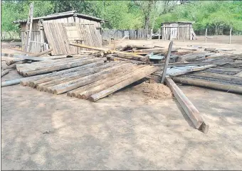  ??  ?? Diciembre de 2011. Con un juicio todavía pendiente, la familia de Deolinda Sosa Abreu fue desalojada de las tierras en las que vivió toda su vida. Echaron lo que encontraro­n.