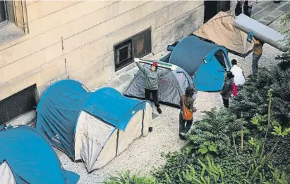  ?? Joan Mat
u Parra / S oot n ?? Acampada ayer en el edificio histórico de la Universita­t de Barcelona