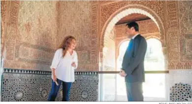  ?? MIGUEL ÁNGEL MOLINA / EFE ?? La cantaora Estrella Morente y el presidente de la Junta, durante su visita juntos a la Alhambra.