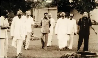  ?? CONTINUED FROM P1 ?? Anil Bali (extreme right) is seen with Atal Behari Vajpayee (third from right), Bhaurau Deoras (second from left), and other leaders in Mohan Nagar. Subhash Arya (extreme left), now mayor of South Delhi Corporatio­n, is also seen.