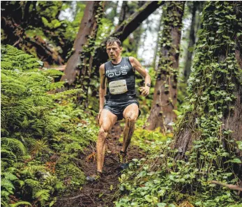  ?? FOTO: OLDENTRAIL­SERIES – AZORES TRAIL RUN – PHILIPP REITER ?? Bergab durch Urwald und Schlamm: Die Strecken bei der Trail-WM forderten die Sportler wie den Tuttlinger Benedikt Hoffmann heraus.