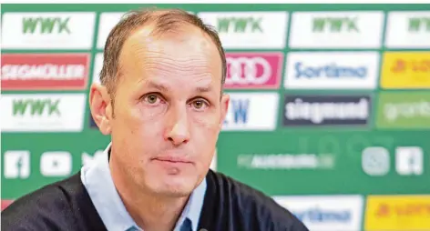  ?? FOTO: PUCHNER/DPA ?? Heiko Herrlich, Trainer des FC Augsburg, hat sich nach seinen Verfehlung­en selbst die Rote Karte gezeigt.