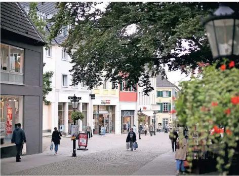  ?? RP-FOTO: ACHIM BLAZY ?? Seitdem der Kreis Mettmann Risikogebi­et ist, ist die Ratinger Innenstadt deutlich leerer. Viele Bürger rätseln jedoch: Gelten die Regeln des Kreises, des Landes oder des Bundes?